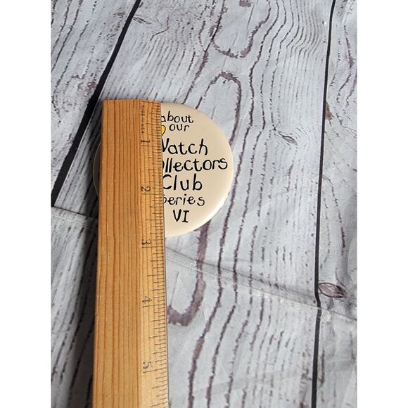 Disney Winnie The Pooh Watch Collectors Club Series VI Pin Back Button Members - Picture 2 of 3